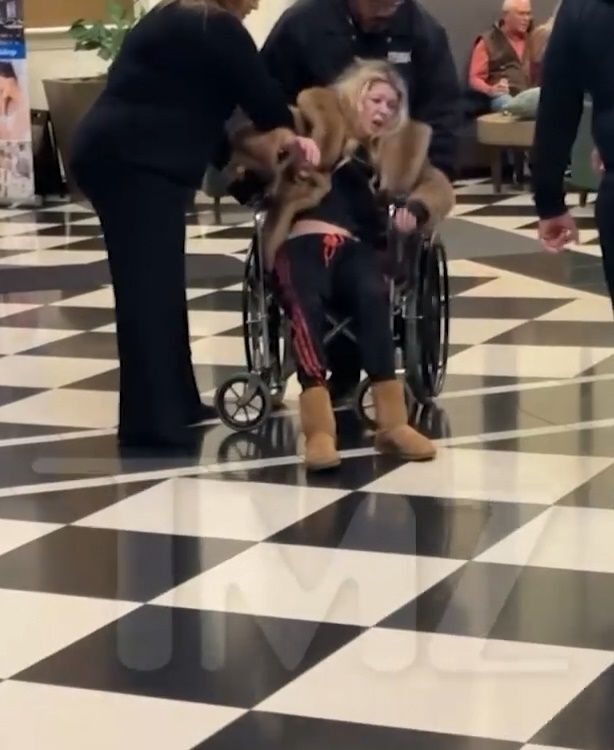 Herečka Tara Reid na zábere z hotelového loby v...