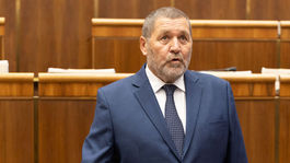 Poslanec NR SR Vladimír Macášek (Smer) skladá...