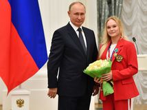 Fotka s Putinom ju pripravila o zmluvu. Výkony...