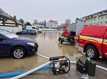 Počasie udrelo na Slovensko: zaplavené cesty,...