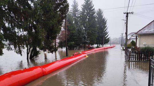 Povodne po výdatných dažďoch a topení snehu v...