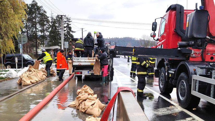 Vrecia s pieskom rozmiestňovali záchranári na...