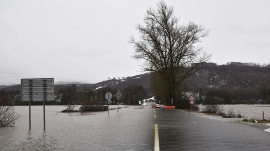 Platí najvyšší tretí stupeň výstrahy pred povodňami. Najviac ohrozené vodou z topiaceho sa snehu a dažďa sú tieto okresy
