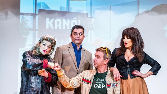 Majiteľ televízie (Štefan Martinovič) má za...