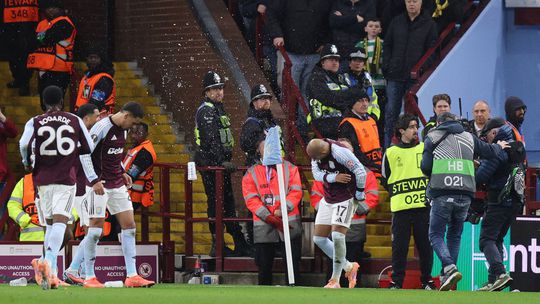 Švajčiarske zvery: V Európskej lige lietali päste, pivo aj stoličky, hviezda Aston Villy s krvavou ranou 