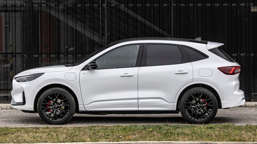 Kuga ST-Line X jazdí na 20-palcových diskoch...