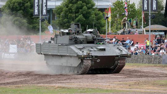 Britská armáda pozastavila používanie vozidiel Ajax, vojakom v nich bolo nevoľno