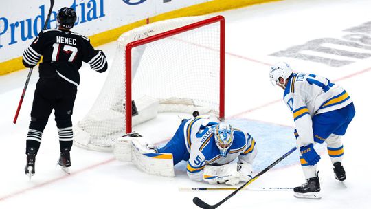 Nemec si zopakoval rolu hrdinu, slovenský súboj proti Dvorskému rozhodol v predĺžení. Slafkovskému neuznali gól pri obrate Montrealu