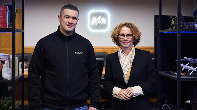 Zástupkyňa GT NATO Radmila Šekerinska (vpravo)...