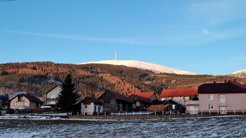 Pohľad na Kráľovu hoľu z obce Šumiac.