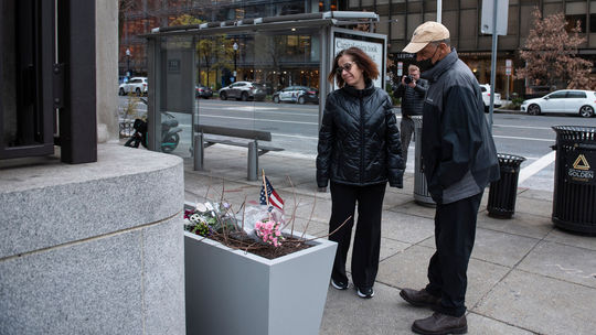Postrelená gardistka vo Washingtone zomrela v nemocnici