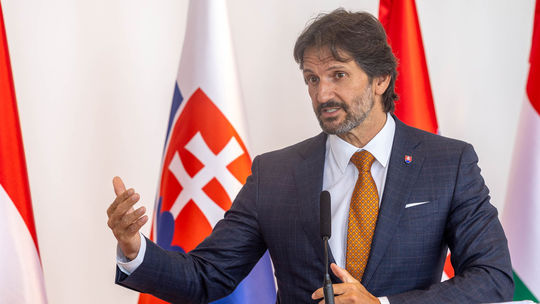 Kaliňák: Pre povodeň musia na vojenskom letisku Sliač zbúrať deväť budov