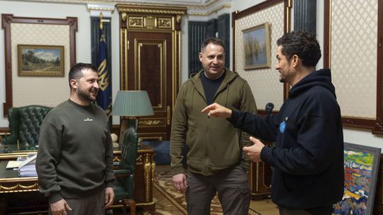 Jermak chcel byť pilot. Bez Zelenského by do politiky nešiel a túžil s ním zostať do konca. Po demisii odchádza na front