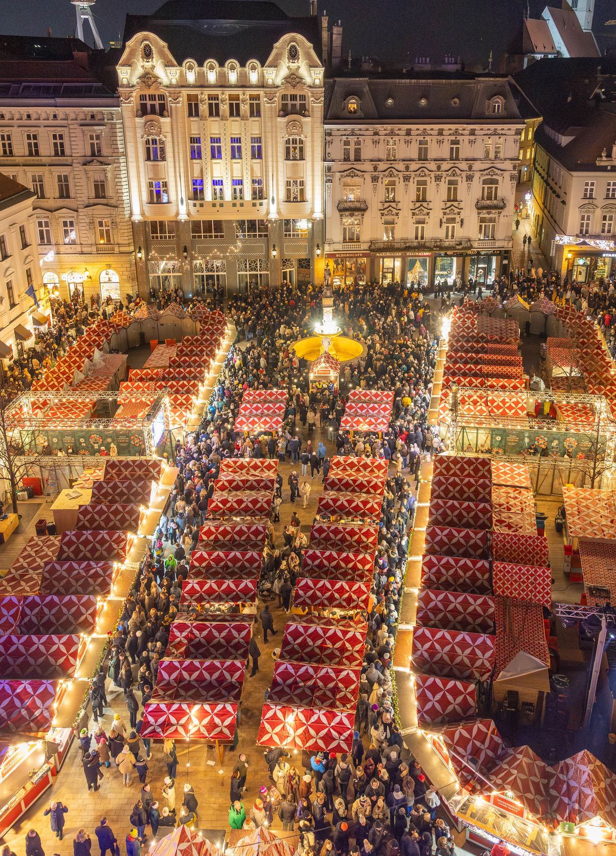 Vianočné trhy na Hlavnom námestí v Bratislave.