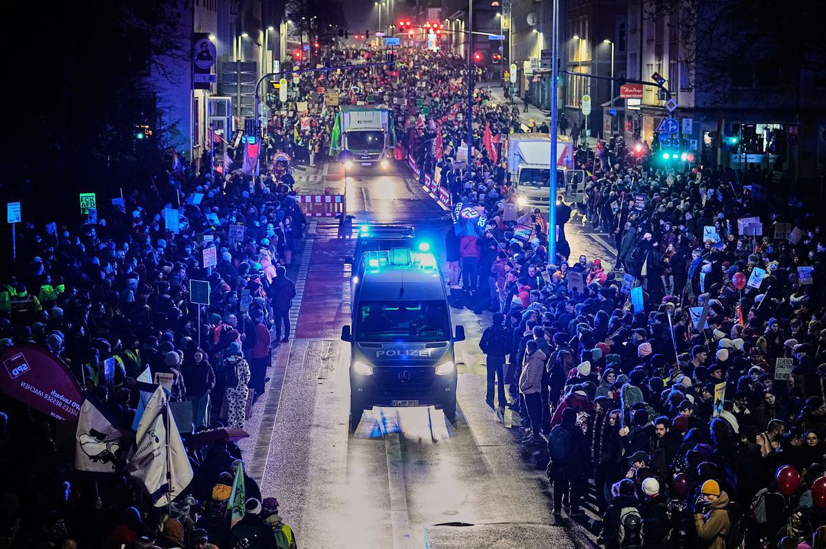 Ľudia demonštrujú proti plánovanému...