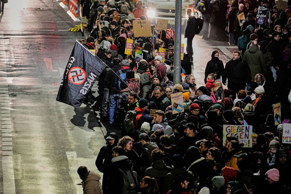Ľudia demonštrujú proti plánovanému...