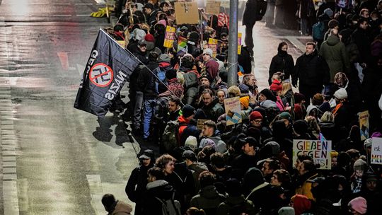 V nemeckom Giessen to vrie: Desaťtisíce protestujú proti novej mládeži AfD, polícia nasadila vodné delá 