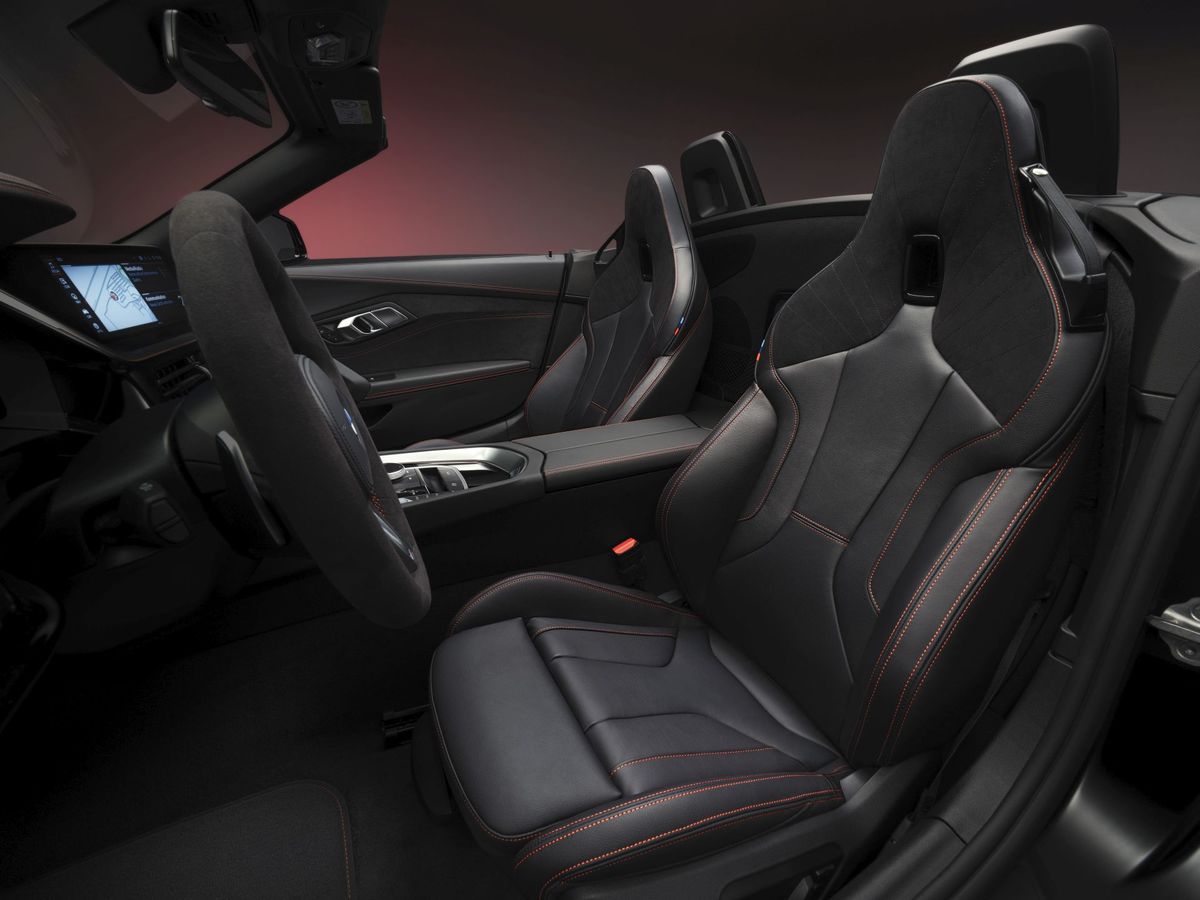 M športové sedadlá sú čalúnené kombináciou kože...