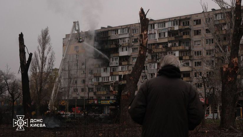 Kyjev - likvidácia následkov ruského útoku 29....