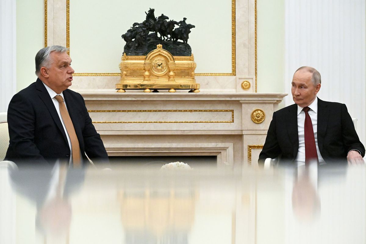 Vladimir Putin (vpravo) a Viktor Orbán počas...