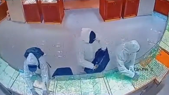 Ako z filmu. Maskovaní lupiči vykradli zlatníctvo v Bratislave, lúpež zachytila kamera