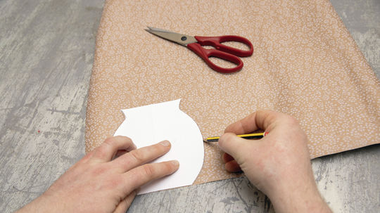 Pomocou šablóny nakreslite na tapetu dva...