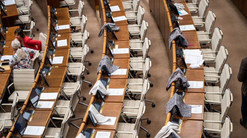 Handry na miestach poslancov Hlasu v parlamente.