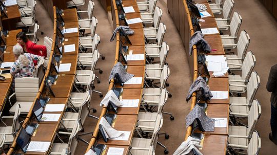 Koalícia sa zo schôdze hromadne ospravedlnila. Matovič rozčúlil Danka tým, že na lavice Hlasu „rozložil“ sivé handry