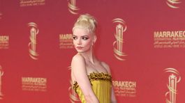 Herečka Anya Taylor-Joy a jej kreácia z druhého dňa - tiež z dielne Dior. 