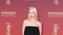 Herečka Anya Taylor-Joy ako členka poroty. V kreácii Dior. 