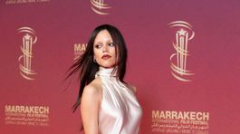 Jenna Ortega v kreácii Dolce & Gabbana na druhom dni festivalu.