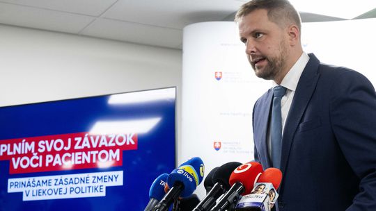 Seniori, zdravotne znevýhodnení či deti by mohli doplácať za lieky viac. Šaškove argumenty sú absurdné, tvrdí PS 