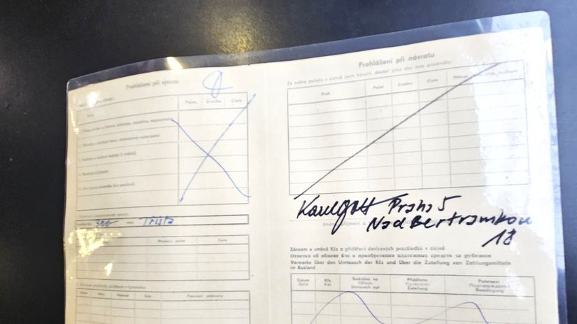 Aj taký známy spevák, akým bo Karel Gott musel...