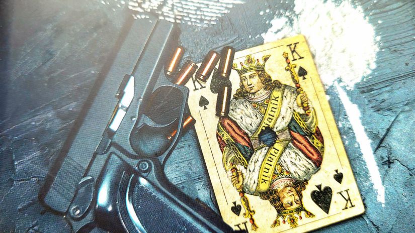 Druhá Neuerova kniha, ktorá má na obálke revolver.