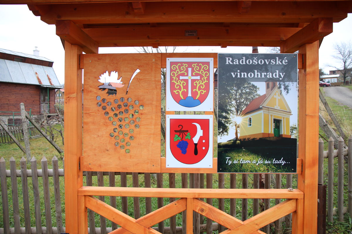 Erb radošovských vinohradov.