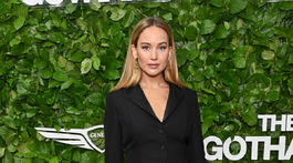 Herečka Jennifer Lawrence prišla na podujatie v kreácii Christian Dior. 