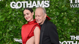 2025 Gotham Film Herečka Renate Reinsve v kreácii Louis Vuitton a jej kolega Stellan Skarsgård.- Arrivals