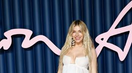 Herečka Sienna Miller v kreácii Givenchy by Sarah Burton. 