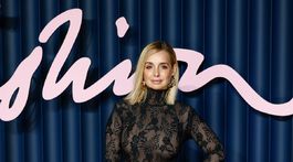 Louise Redknapp pózuje fotografom na podujatí The Fashion Awards 2025.