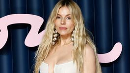 Sienna Miller v kreácii Givenchy by Sarah Burton