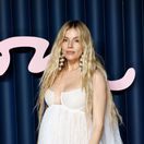 Sienna Miller v kreácii Givenchy by Sarah Burton