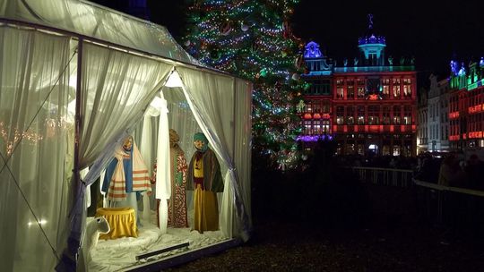 Netradičný bruselský betlehem bez tvárí vyvolal kontroverzie. Ježiškovi sťali hlavu