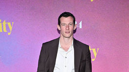 Callum Turner na premiére filmu Eternity.