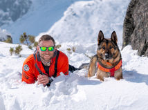 Pes, čo vystopoval mnoho živých....