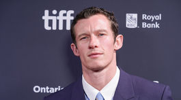 Herec Callum Turner na filmovom festivale v Toronte.