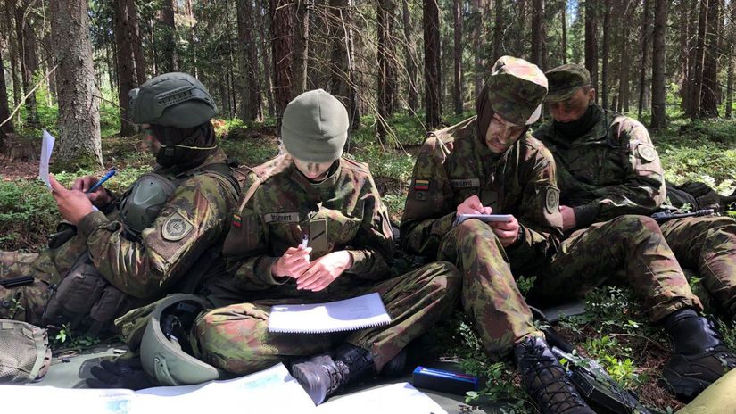 Litovskí vojaci pri výuke