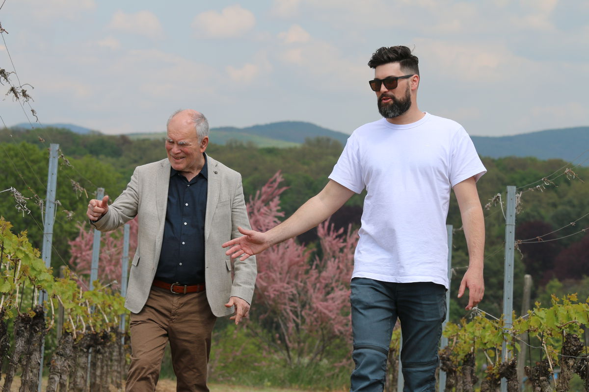 Milan Waldner so synom Samom vo vinohrade.