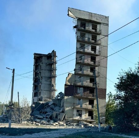 Myrnohrad, zničená budova, Ukrajina, vojna