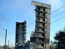 Myrnohrad, zničená budova, Ukrajina, vojna