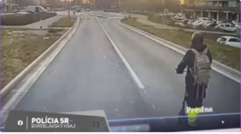 VIDEO: Opitý kolobežkár vybrzďoval autobus. Pozrite si, ako nešťastne to dopadlo
